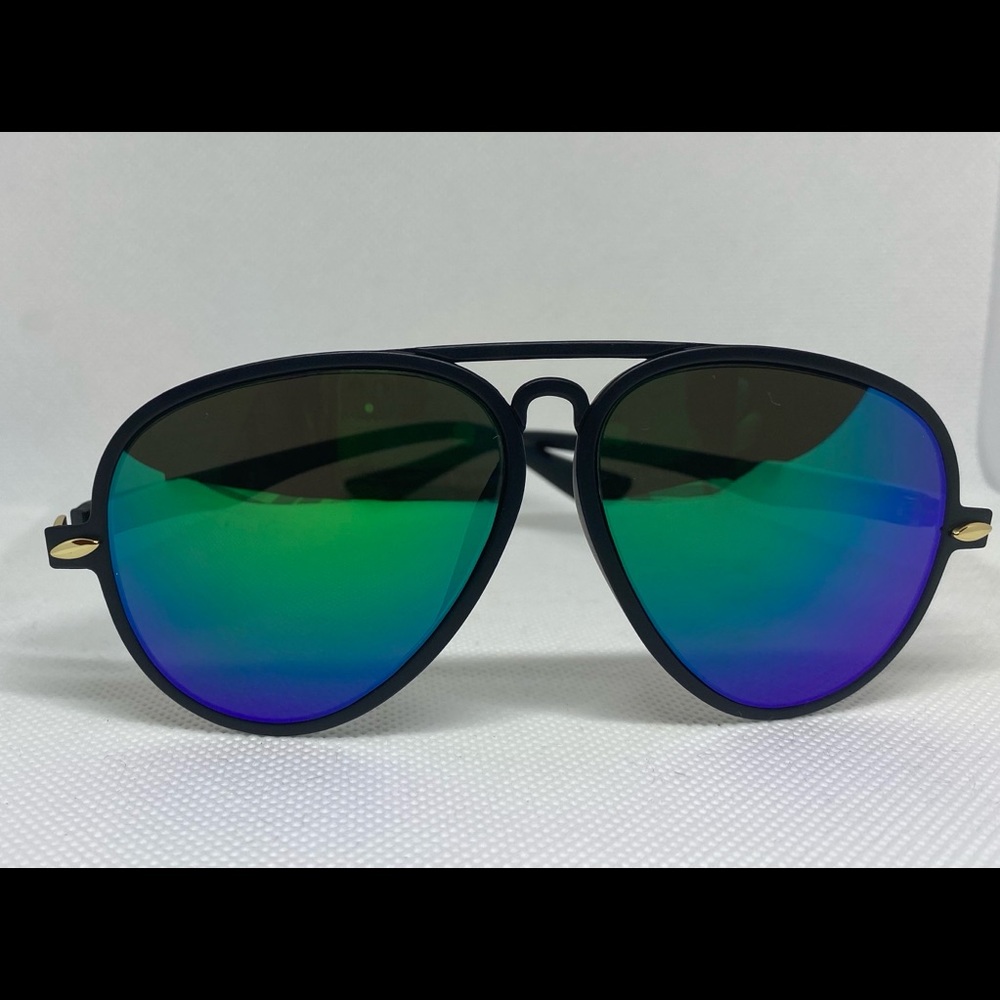 The too cool “Mirror Views” Sunglasses